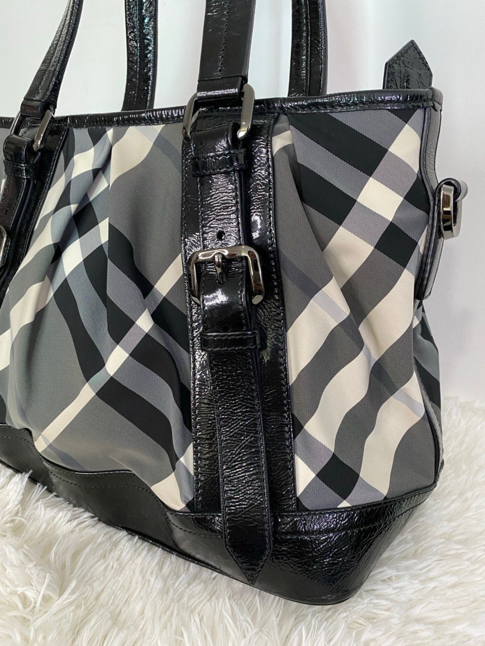 Burberry Beat Check Patent Tote • Made in Italy - Picture 3 of 15